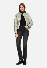 Steppjacke mit Stehkragen / Modellfoto Vorderseite (Outfit)