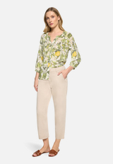 Casual-Bluse mit Knopfleiste / Modellfoto Vorderseite (Outfit)