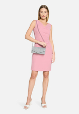 Clutch-Tasche mit Raffung / Modellfoto Vorderseite (Outfit)