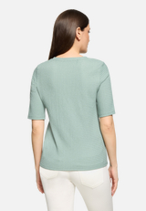 Strukturshirt mit Rundhalsausschnitt / Modellfoto Rückseite