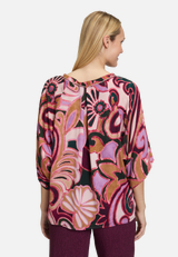 Casual-Bluse mit Muster / Modellfoto Rückseite