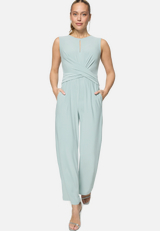 Jumpsuit  mit Wickeloptik  / Modellfoto Vorderseite