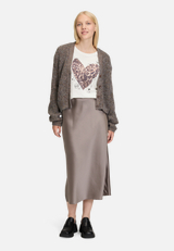 Cardigan mit V-Ausschnitt / Modellfoto Vorderseite (Outfit)