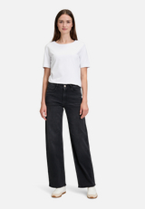 High Waisted-Jeans mit weitem Bein / Modellfoto Vorderseite (Outfit)