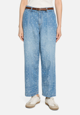 Casual-Hose mit Gürtel / Modellfoto Vorderseite