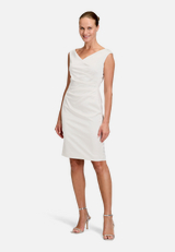 Etuikleid mit Raffung / Modellfoto Vorderseite (Outfit)