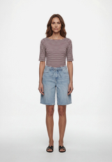 Jeans-Shorts mit Bindedetail  / Modellfoto Vorderseite (Outfit)
