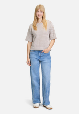 Sweatpullover mit Rundhalsausschnitt / Modellfoto Vorderseite (Outfit)