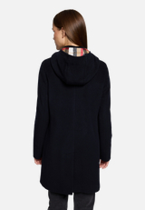 Kurzmantel mit Kapuze / Modellfoto Rückseite