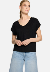 Basic-T-Shirt  mit V-Ausschnitt / Modellfoto Vorderseite