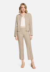 Casual-Hose Slim Fit / Modellfoto Vorderseite (Outfit)