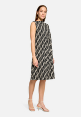 Midikleid  mit grafischem Muster  / Modellfoto Vorderseite (Outfit)
