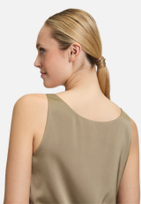 Satin-Bluse mit V-Ausschnitt / Detailbild