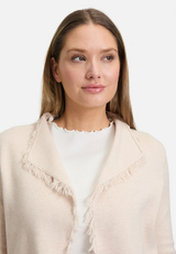Strick-Cardigan mit Fransen / Detailbild