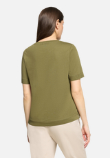 Baumwollshirt mit Rundhalsausschnitt / Modellfoto Rückseite