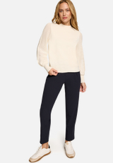 Pullover mit hohem Kragen / Modellfoto Vorderseite (Outfit)