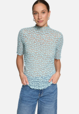 Spitzenshirt mit Stehkragen / Modellfoto Vorderseite