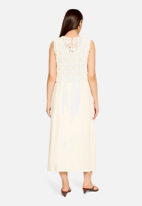 Casual-Kleid mit Stickerei / Modellfoto Rückseite