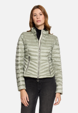 Steppjacke mit Stehkragen / Modellfoto Vorderseite