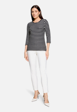 Basic Shirt mit Rundhalsausschnitt / Modellfoto Vorderseite (Outfit)