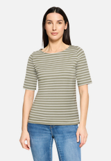 Ringelshirt mit U-Boot-Ausschnitt / Modellfoto Vorderseite
