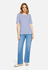 Ringelshirt mit U-Boot-Ausschnitt / Modellfoto Vorderseite (Outfit)