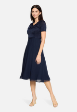 Cocktailkleid im Glitzer-Look / Modellfoto Vorderseite (Outfit)