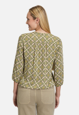 Casual-Bluse mit Muster / Modellfoto Rückseite