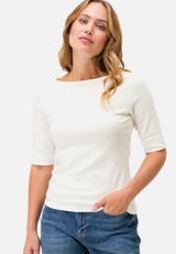 Basic Shirt  mit U-Boot-Ausschnitt / Modellfoto Vorderseite