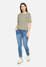 Ringelshirt mit U-Boot-Ausschnitt / Modellfoto Vorderseite (Outfit)