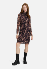 Mesh-Kleid mit Kragen / Modellfoto Vorderseite (Outfit)