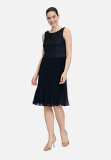 Cocktailkleid mit Plissee / Modellfoto Vorderseite (Outfit)