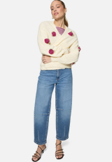 Strickjacke mit bunten 3D Blumen  / Modellfoto Vorderseite (Outfit)