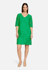 Spitzenkleid mit V-Ausschnitt / Modellfoto Vorderseite