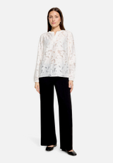 Schlupfbluse mit Muster / Modellfoto Vorderseite (Outfit)