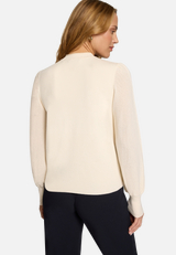 Pullover mit hohem Kragen / Modellfoto Rückseite