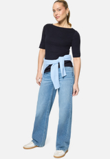 Basic Shirt  mit U-Boot-Ausschnitt / Modellfoto Vorderseite (Outfit)
