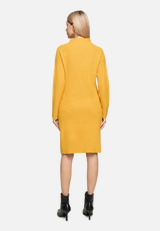 Strickkleid mit Stehkragen / Modellfoto Rückseite