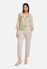 Rüschenbluse mit 3/4 Arm / Modellfoto Vorderseite (Outfit)