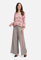 Schlupfbluse mit Muster / Modellfoto Vorderseite (Outfit)