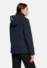 Sommerjacke mit abnehmbarer Kapuze / Modellfoto Rückseite