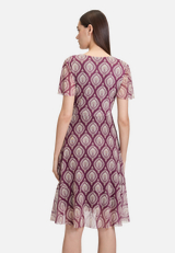 Volantkleid mit Rüschen / Modellfoto Rückseite