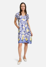 Sommerkleid mit überschnittenen Ärmeln / Modellfoto Vorderseite (Outfit)