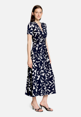 Midikleid mit Raffung / Modellfoto Vorderseite (Outfit)