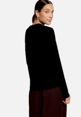 Basic-Pullover  mit Rundhalsausschnitt  / Modellfoto Rückseite