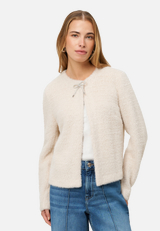 Strickjacke mit Schleife / Modellfoto Vorderseite