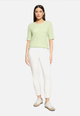 Slim Fit Jeans  mit Stretch-Anteil Style Sunny Short  / Modellfoto Vorderseite (Outfit)