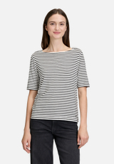 Streifenshirt mit U-Boot-Ausschnitt / Modellfoto Vorderseite