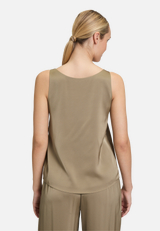 Satin-Bluse mit V-Ausschnitt / Modellfoto Rückseite