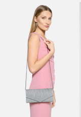 Clutch-Tasche mit Raffung / Modellfoto Vorderseite
